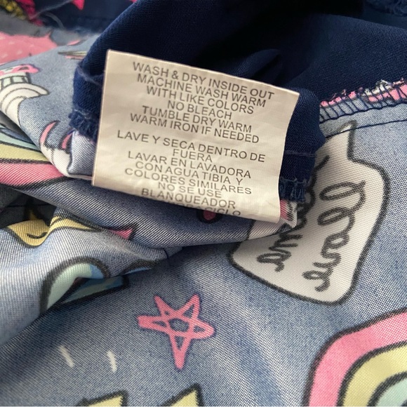 Green Town S scrub top with colorful llama and rainbow print w/ 2 front pockets - Picture 10 of 11